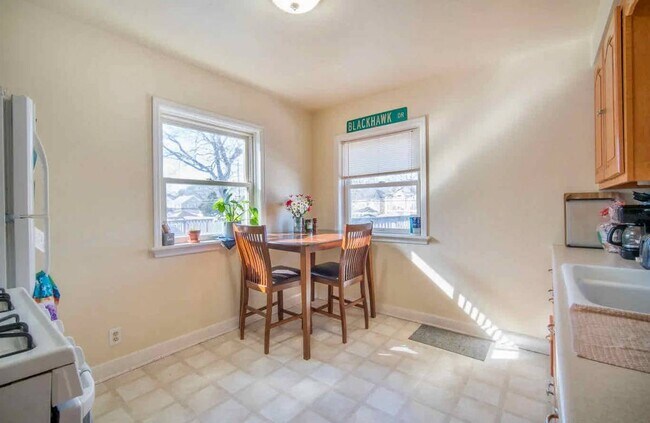 Foto del edificio - 4469 N Woodburn St