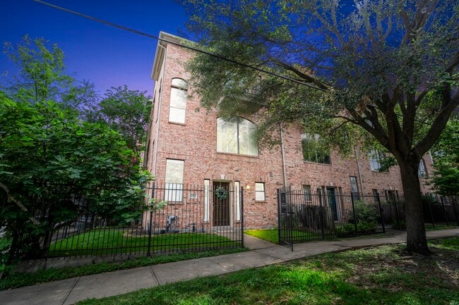 Building Photo - 2719 La Branch St
