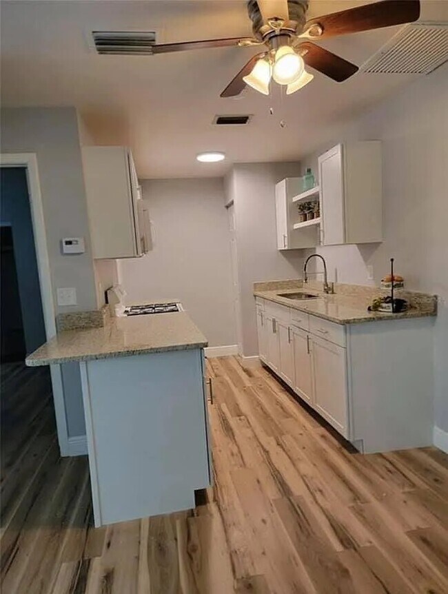 Foto del edificio - 1103 Cypress Gardens Blvd