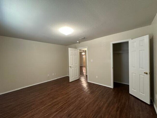 Foto del edificio - 4300 Larry Don Ln