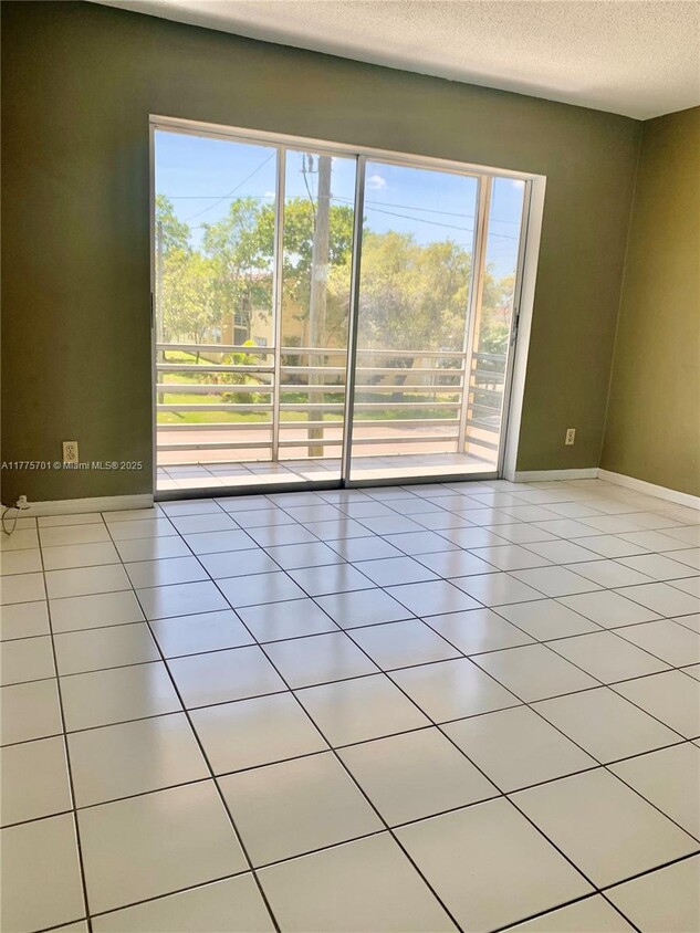 Foto principal - 20201 NE 29th Ct
