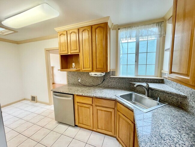 Building Photo - Lovely Lakeshore Home in great location, p...