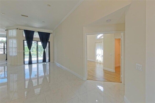 Building Photo - 700 Verona Ct