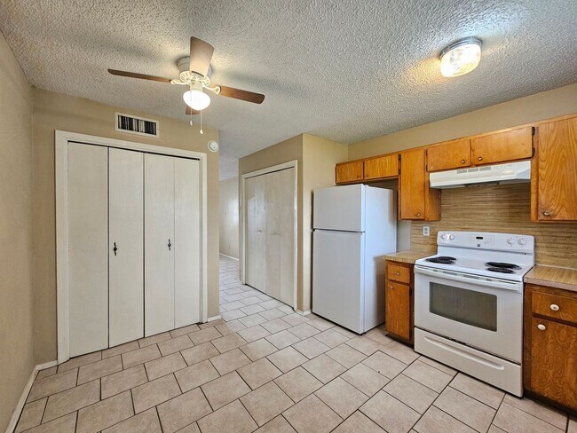 Foto del edificio - RENT SPECIAL - AVAILABLE NOW!