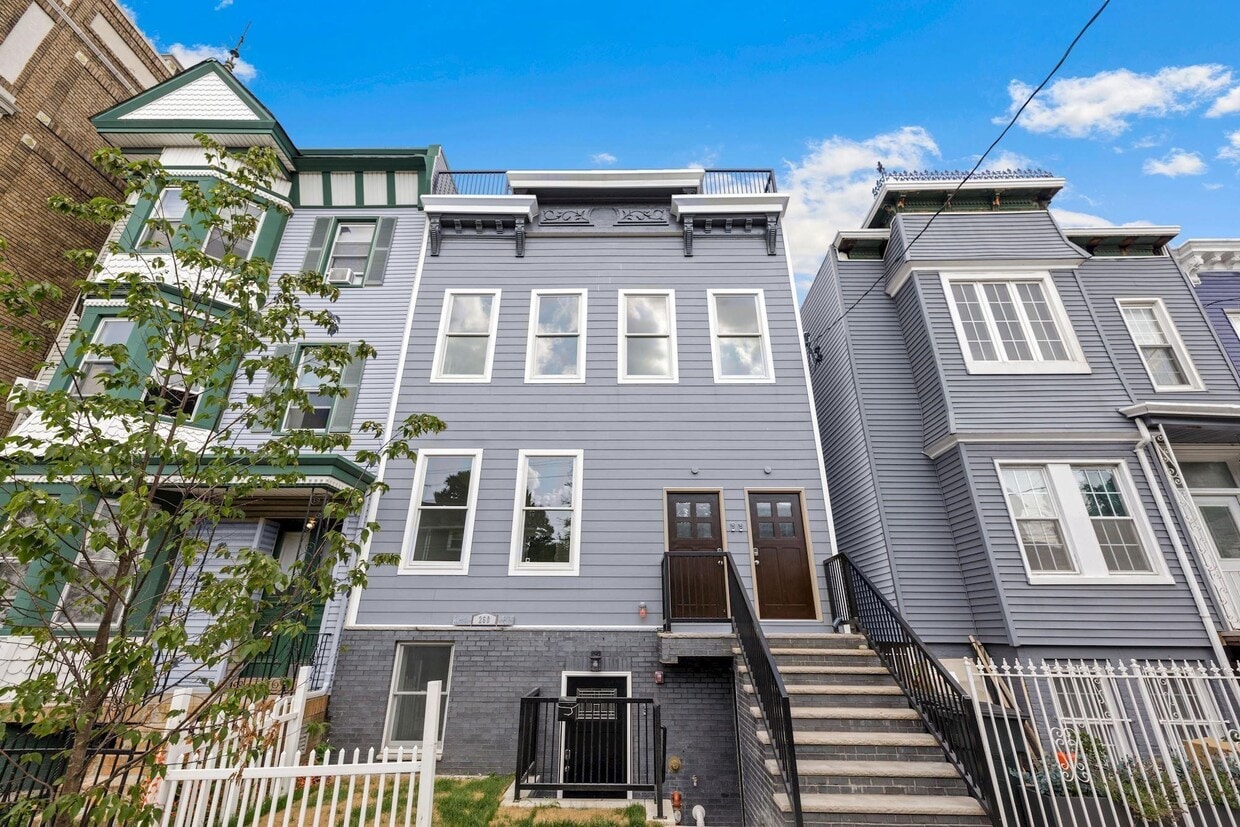 Primary Photo - 260 Palisade Ave