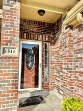 Building Photo - 1511 Village Townhome Dr