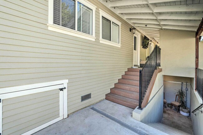 Building Photo - Remodeled 2 Bedroom close to Downtown Gras...