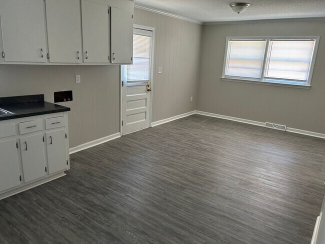 Foto del edificio - 3 bedroom, one bath house for rent