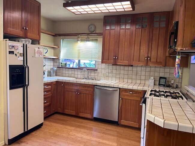 Building Photo - 3 Bedroom 2 Bath - Close to SRJC ~Availble...