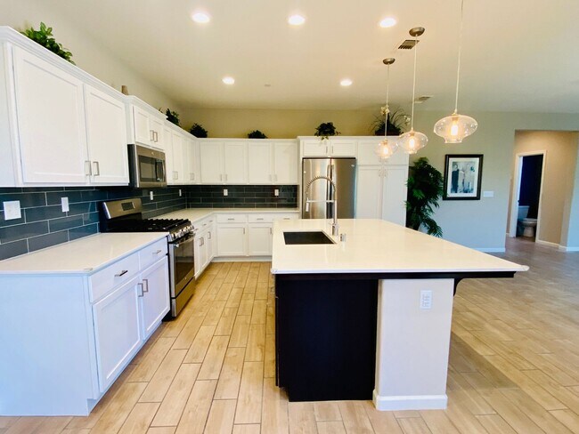 Foto del edificio - $2,395 Ashlan & Leonard, Beautiful 3 Bedroom - Buckingham Ave, Clovis