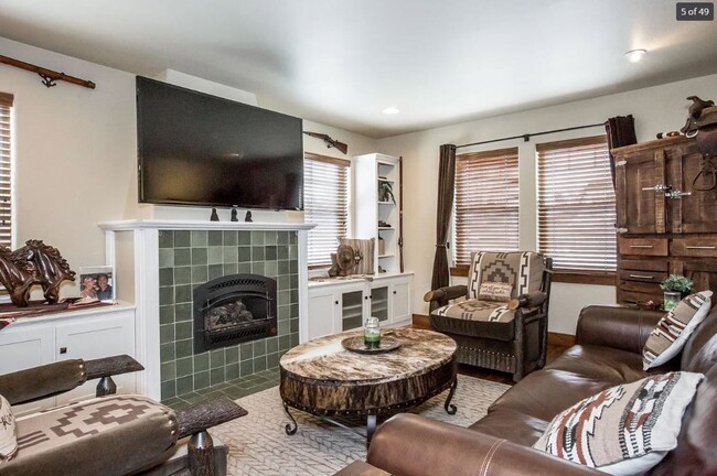 Foto del edificio - Beautiful Fully Furnished 4 Bed 3 Bath Home