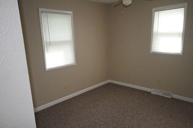 Building Photo - Cute 2BR 1 Bath home with a full, Unfiinis...