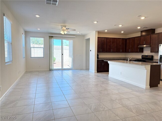 Foto del edificio - 8765 Crestwood Hls St