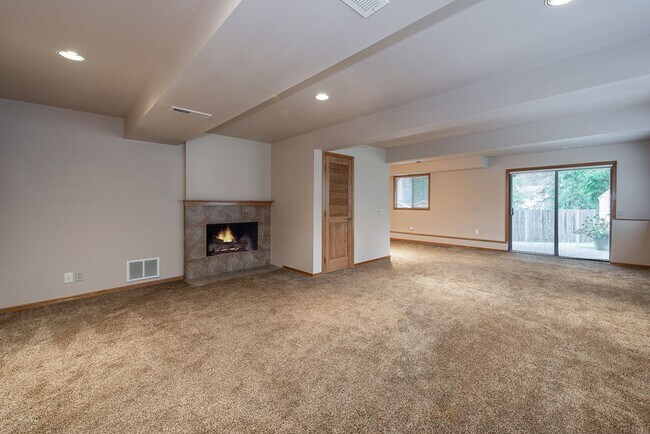 Foto del edificio - Amazing 4bed/2.5bath Home with Landscaping Included Located in Bellevue!