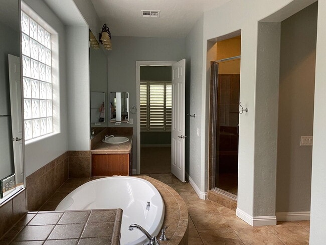 Building Photo - 5-Bed Retreat with Granite Elegance & Cozy Fireplace – 3690 Sq Ft of Comfort in Las Vegas with a ...