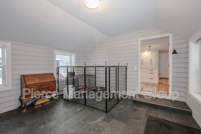 Foto del edificio - 395 Critchett Rd