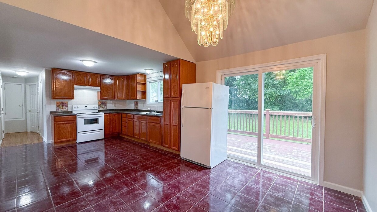 Primary Photo - Gorgeous single-family home near Hartford ...