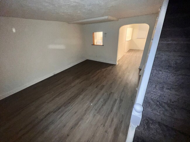 Building Photo - Newly Remodeled 3 Bedroom Home w/ New Carp...