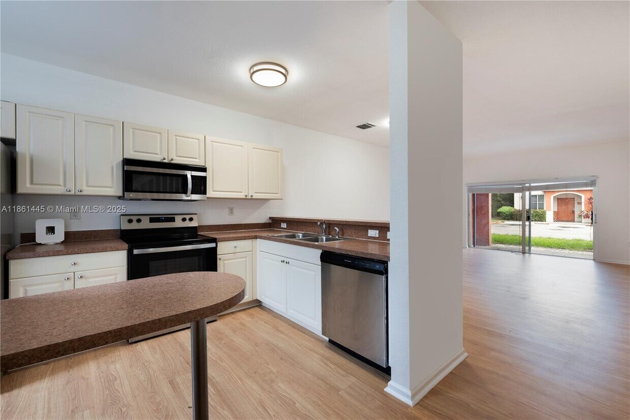 Foto principal - 17347 NW 7th Ave