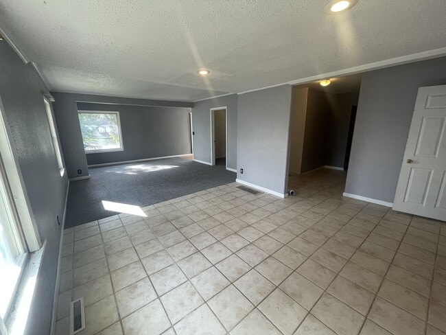 Building Photo - Pet Friendly, two bedroom, one bathroom, h...