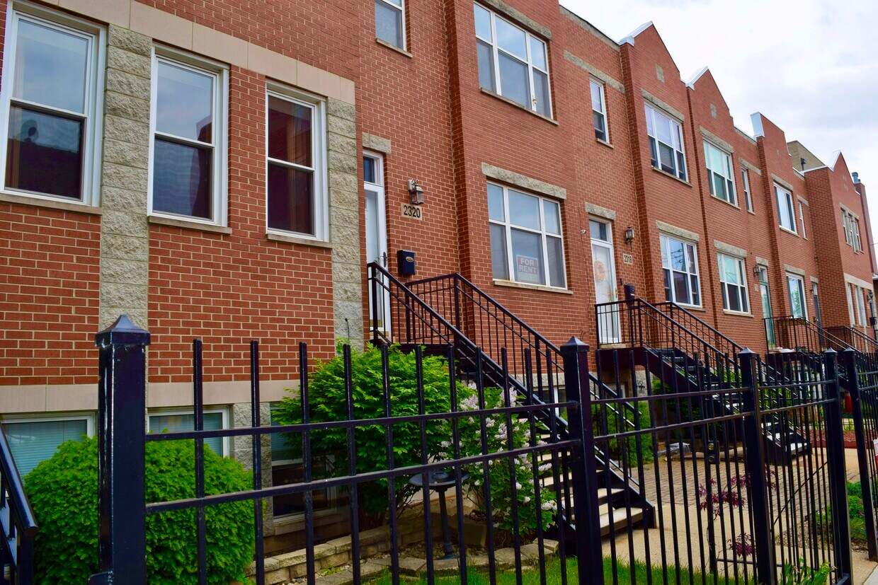 Primary Photo - 2322 W Flournoy St