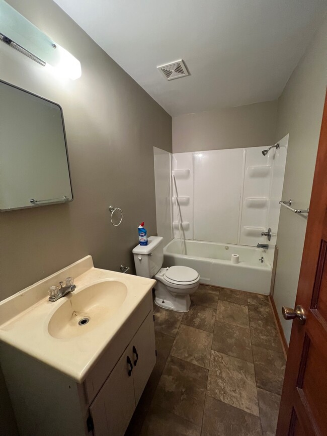 Large full bath! - 500 Sunrise Ln