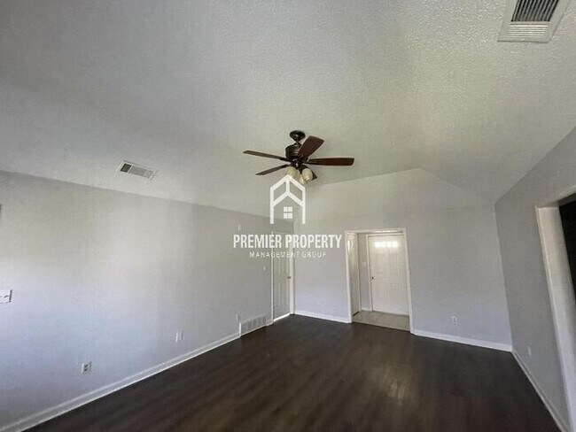 Foto del edificio - 5738 Riverhead Ave