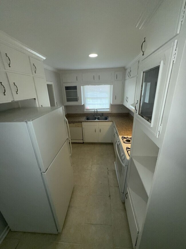 Building Photo - 380 Victoria Dr