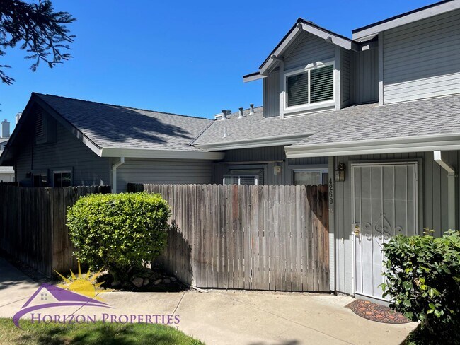 Foto del edificio - Spacious Two-story 2 Bed 2 Bath 1,564 Sq. Ft. North Sacramento Condo