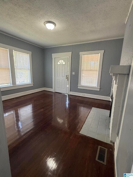 Building Photo - 2335 20th Pl SW