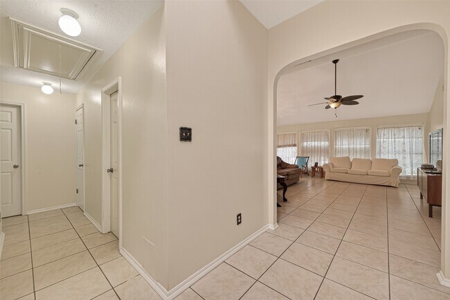 Foto del edificio - 8203 Paddington Pl Dr