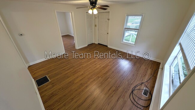 Building Photo - 2 Bed House with Washer/Dryer