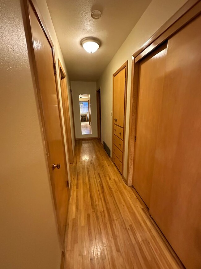 Building Photo - Spacious 3 bedroom 2 bathroom, pet friendl...