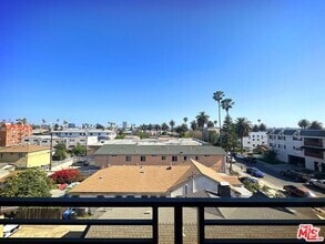 Building Photo - 552 N Hobart Blvd