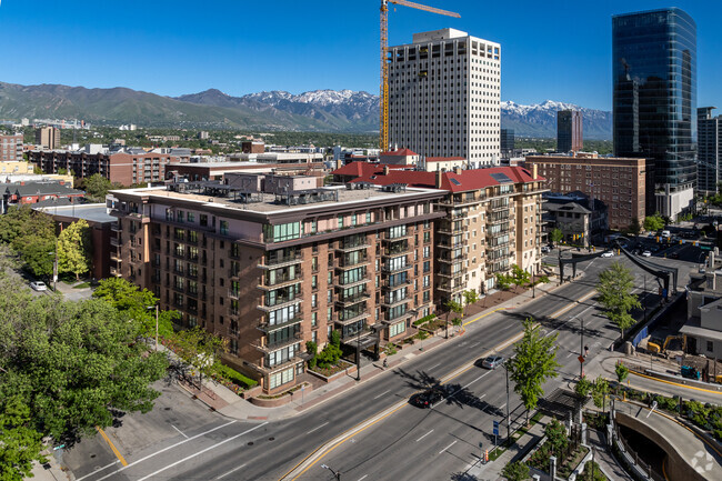 Building - Gateway Condominiums