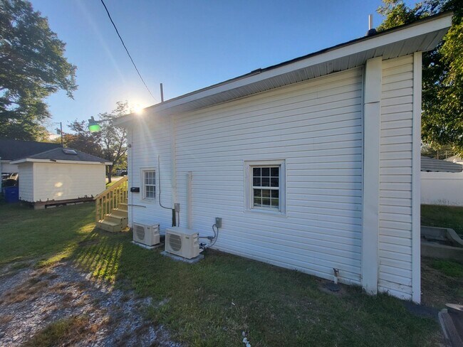 Building Photo - 707 W Main St