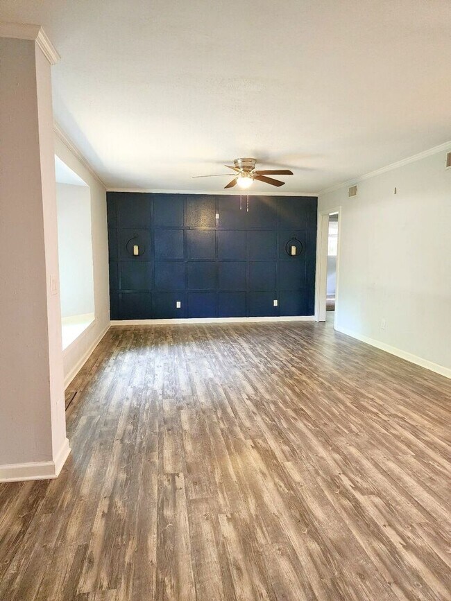 Building Photo - Stunning 4/2 Redecorated Home Close to I-110!