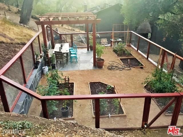 Building Photo - 1145 Old Topanga Canyon Rd