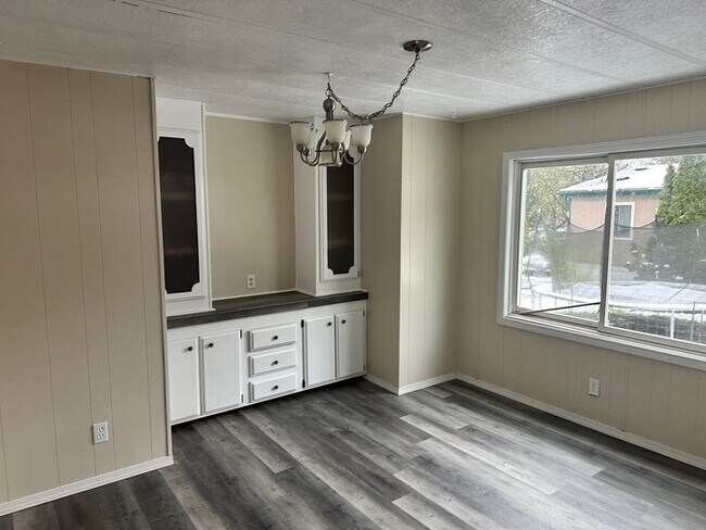 Foto del edificio - THREE BEDROOM TWO BATH OFF WESTSIDE HIGHWAY