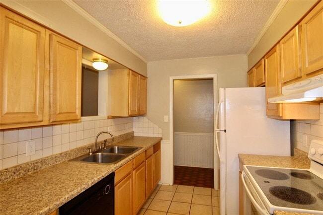 Building Photo - 2124 Allenhurst St