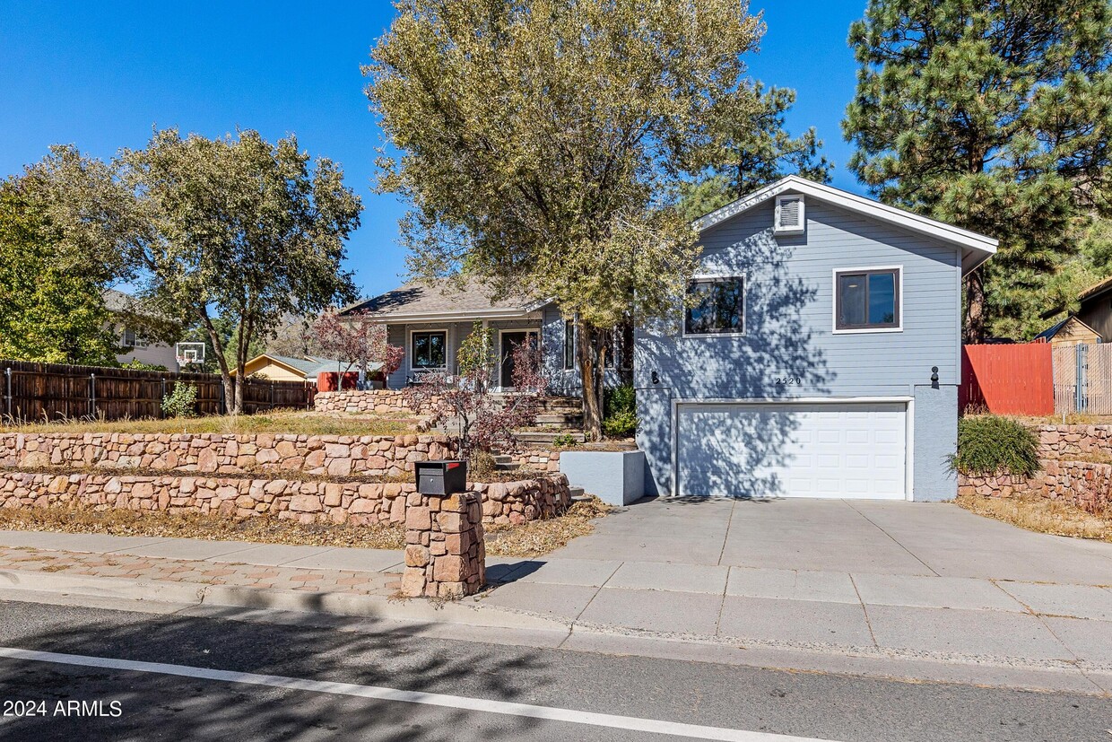 Primary Photo - 2520 E Linda Vista Dr