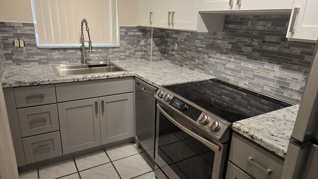 Building Photo - 581 Blue Heron Dr