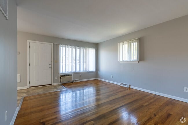 2BR, 1BA - 650SF - Living/Dining Room - Campbell Apartments
