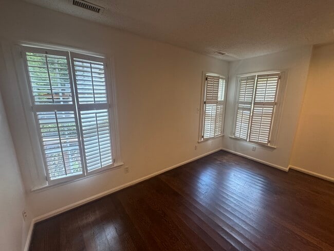 Building Photo - 3331 Coachmans Way