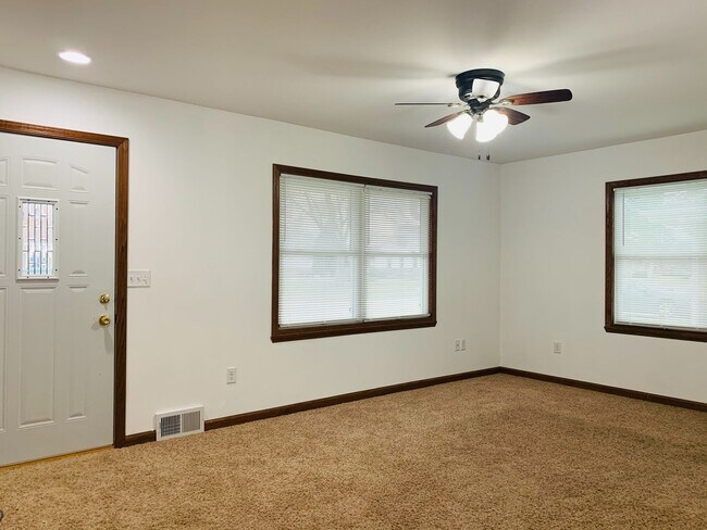 Building Photo - Beautiful 2 Bedroom Single Family Home!