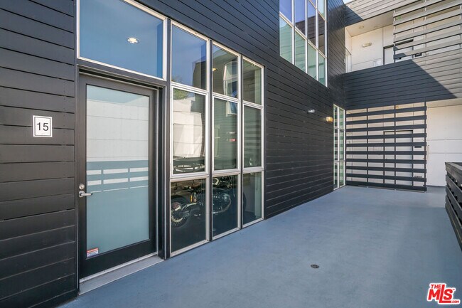 Building Photo - 825 Kings Rd