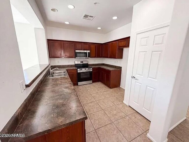 Building Photo - 934 E Overlin Dr