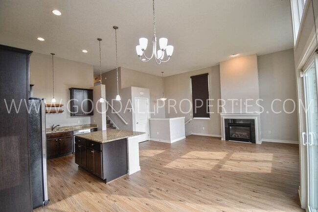 Building Photo - 3 Bedroom 2.5 Bath Townhome Near Jordan Creek