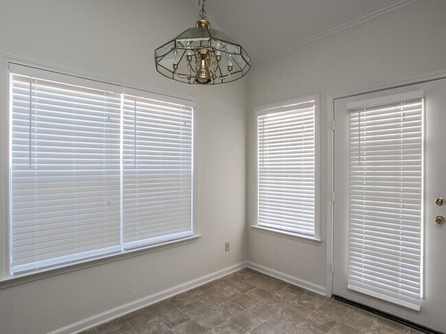 Foto del edificio - 596 N Ericson Rd