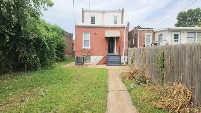 Building Photo - "Charming 3-Bedroom Retreat in the Heart o...